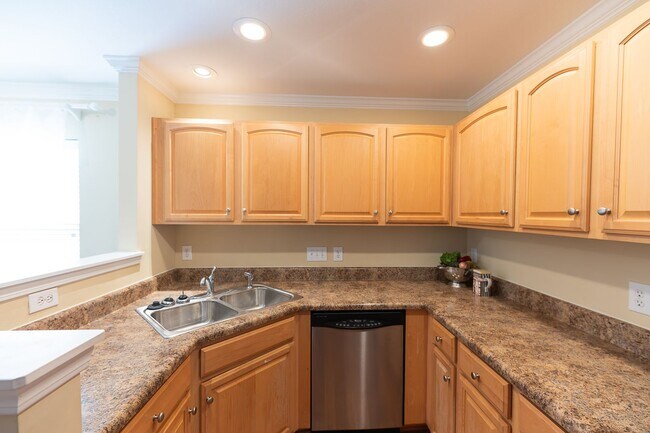 Building Photo - 111 Goldfinch Ave