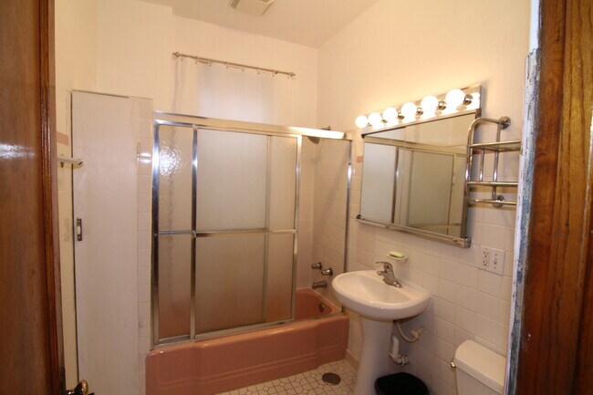Building Photo - 4025 W Cornelia Ave