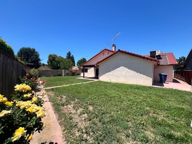 Building Photo - For Rent – Spacious 3 Bed / 2 Bath | 2,660 Sq Ft | West Madera