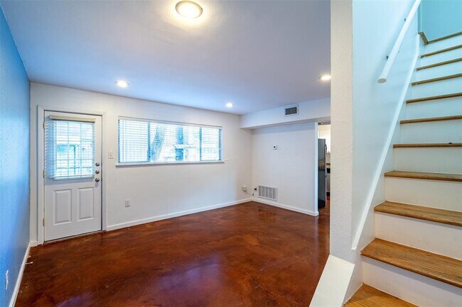 Building Photo - 606 Franklin Blvd