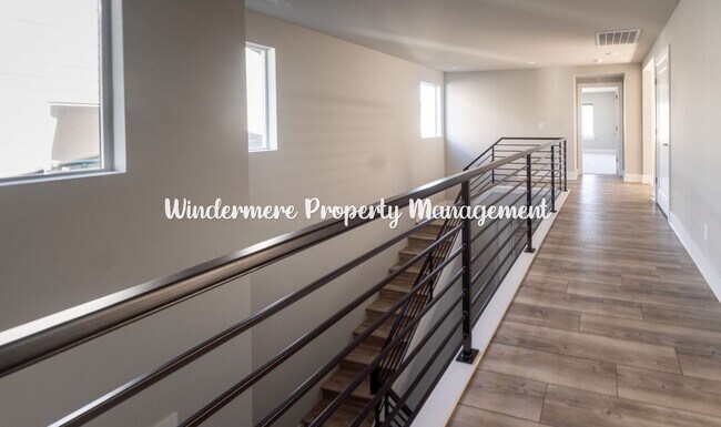 Building Photo - Stunning and spacious 5 bed in McCormick Village!