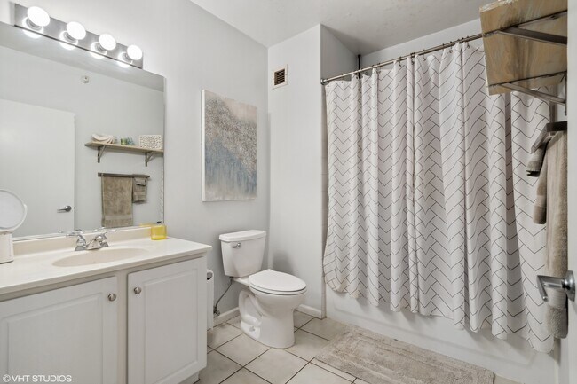 Building Photo - 645 N Kingsbury St