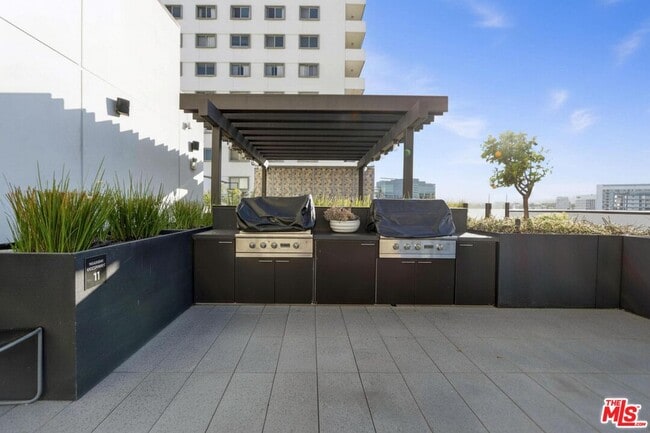 Building Photo - 10777 Wilshire Blvd