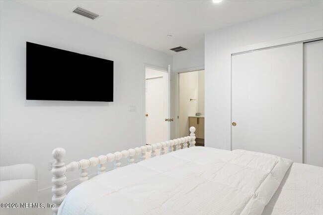 Building Photo - 114 12th Ave S