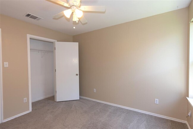 Building Photo - 245 Shale Dr
