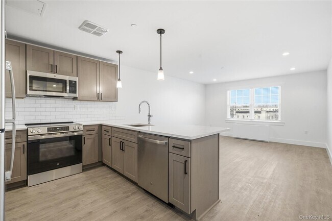 Building Photo - 180 Deer Park Ave