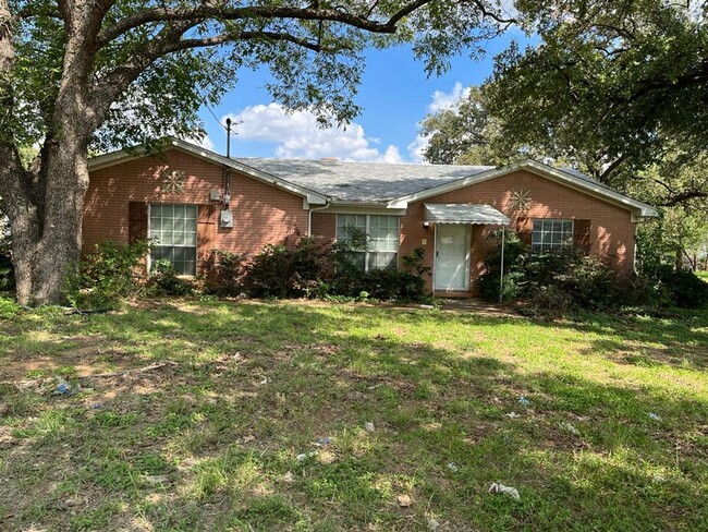 Primary Photo - Large 3 Bedroom Single Family House for re...