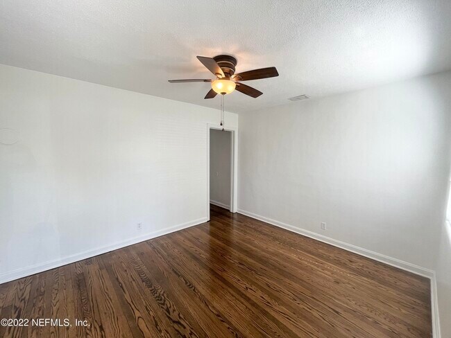 Building Photo - 2555 Myra St