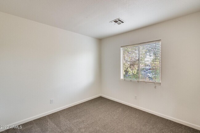 Building Photo - 8337 W Hughes Dr