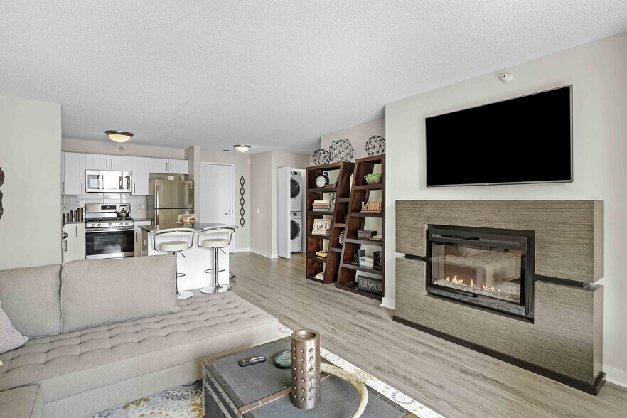 Building Photo - 590 N State St