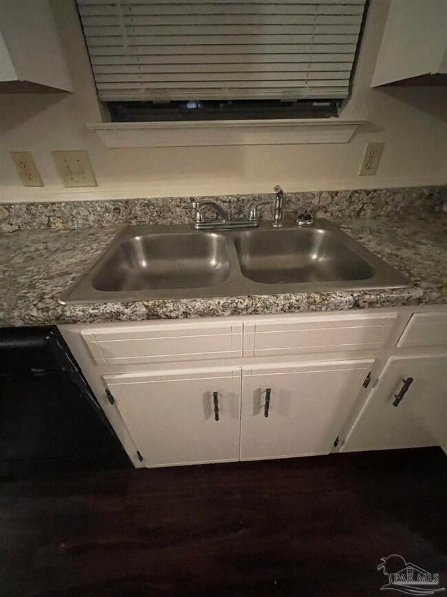 Building Photo - 10049 Hillview Rd