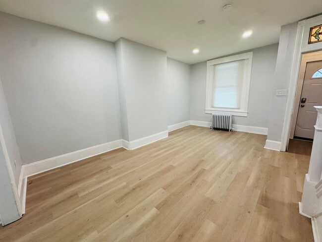 Building Photo - Remodeled Large 3bd/1.5 House with Rear ya...
