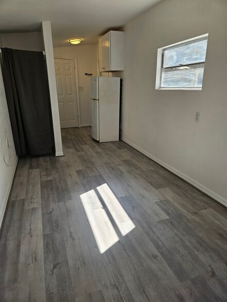 Building Photo - 3710 E Flora St