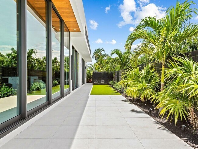 Building Photo - 2657 NE 34th St