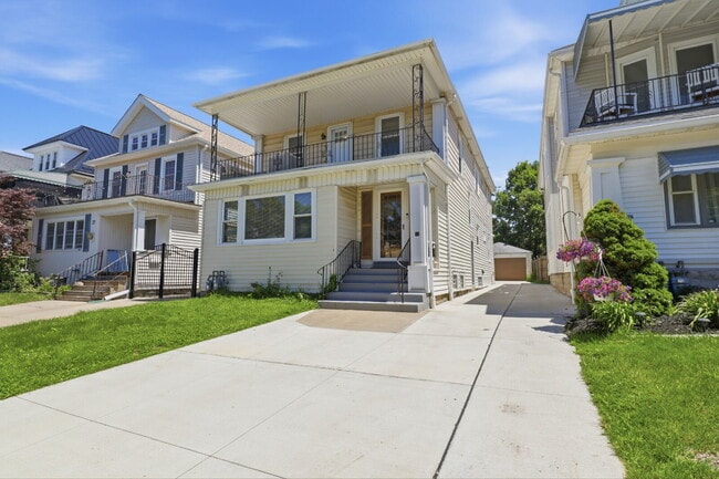 Building Photo - Furnished 3-Bedroom, 2-Bath Apartment in North Buffalo