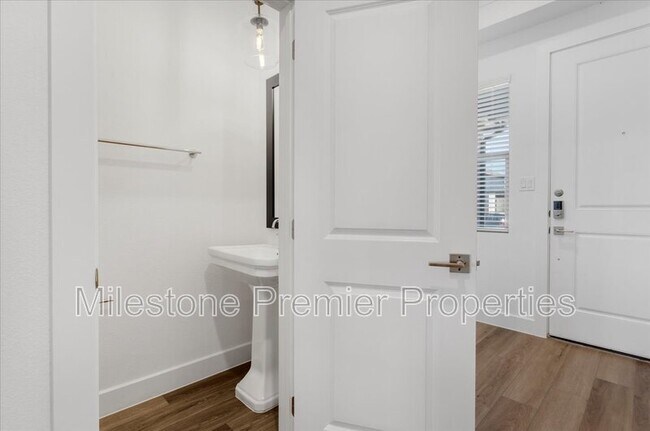 Building Photo - 820 Sunflower Trl