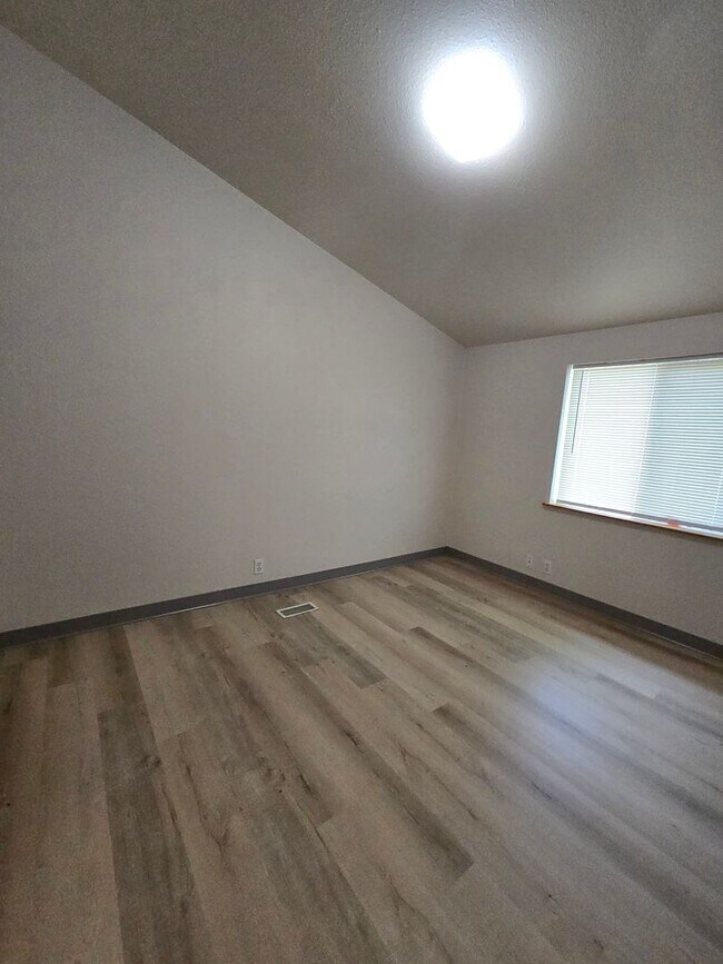 Building Photo - Pet Friendly 3bed : 2bath home w/ Garage