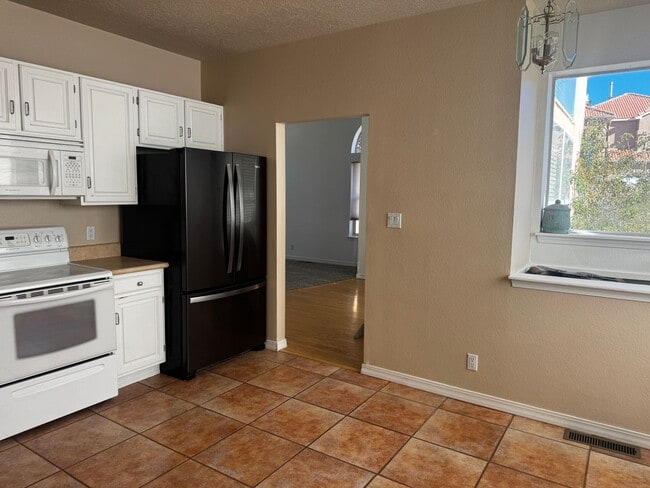 Building Photo - Beautiful 3 bedroom 2 bathroom home.