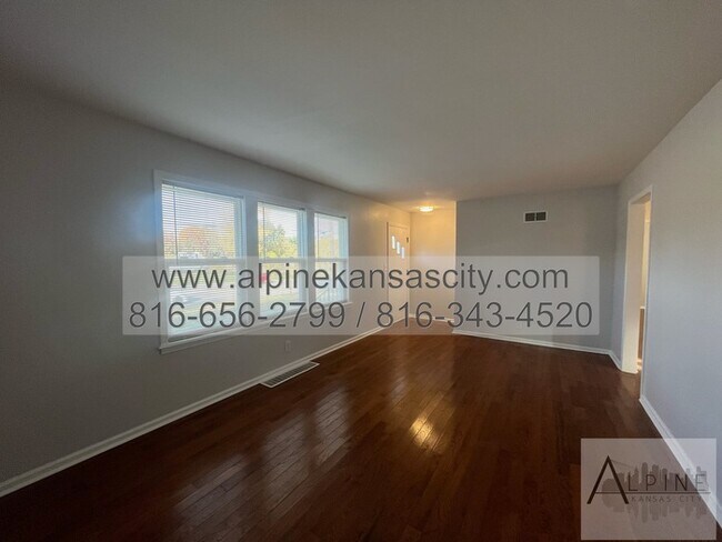 Building Photo - Spacious Gladstone Ranch!