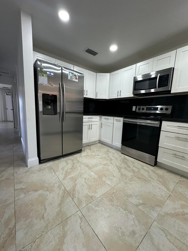 Building Photo - 5605 SW 24th Ave