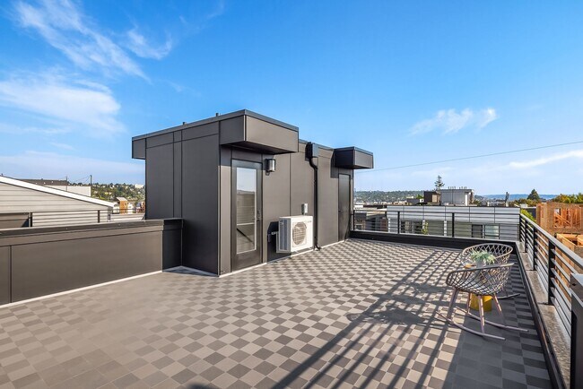 Building Photo - New Ballard Townhome