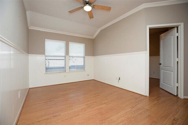 Building Photo - 10511 Saratoga Square