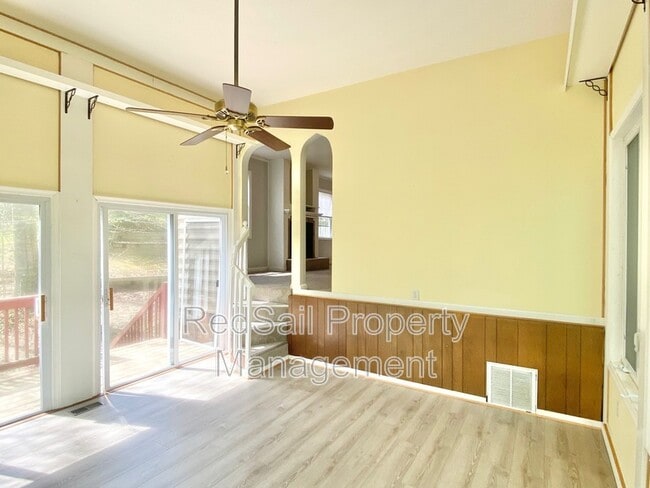 Building Photo - 102 Thunderbird Ln