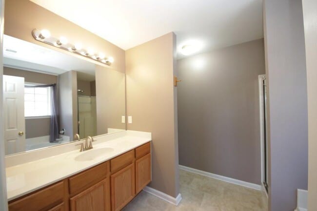 Building Photo - 2120 Highland Gate Dr