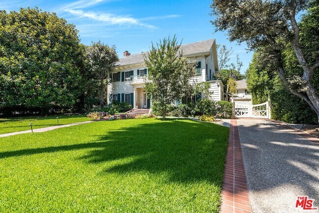 Building Photo - 809 N Bedford Dr