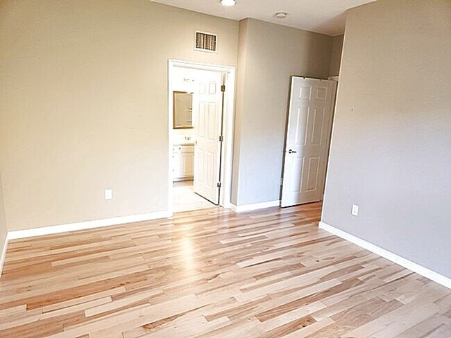 Building Photo - Perfectly Located Canyon Creek Condo - Attached Garage