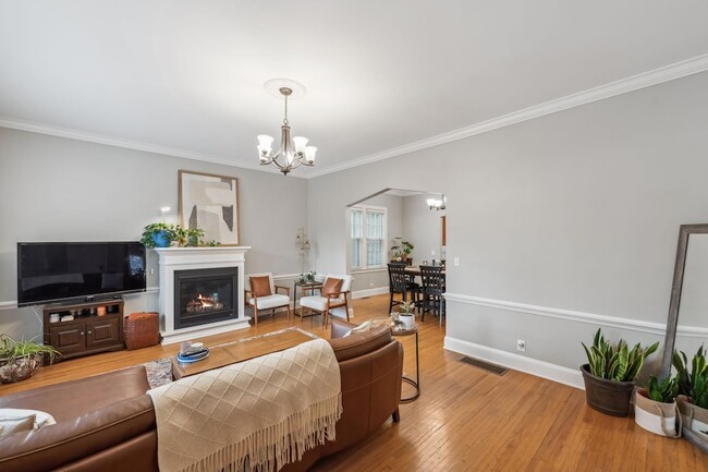 Building Photo - 813 Kenwood Pkwy