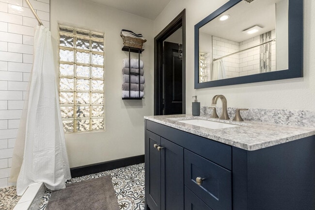 Building Photo - 617 E Ellis Dr