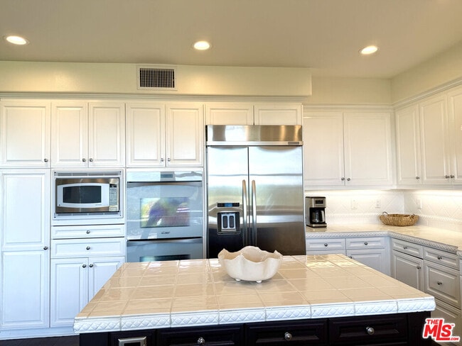 Building Photo - 5 Marisol