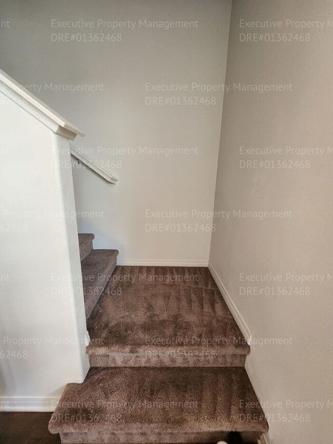 Building Photo - 3 bedroom/ 2.5 bathroom town home located in a secured gated community.