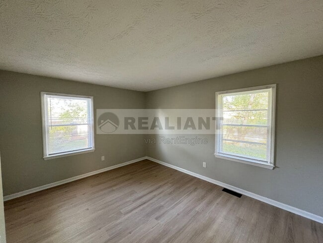 Building Photo - 105 Aster Pl