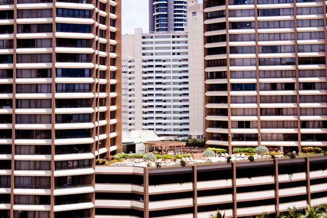 Large pool deck with ocean view - 1778 Ala Moana Blvd