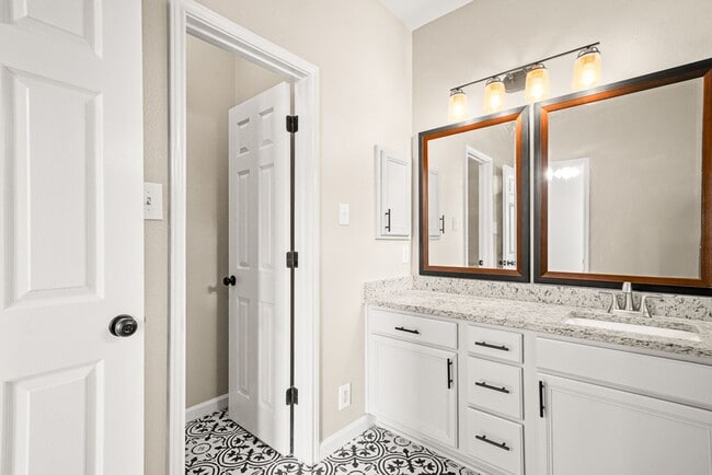 Building Photo - For Rent! Updated Single Story in Sonoma R...