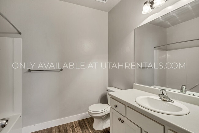 Building Photo - 42 W Silver Springs Dr