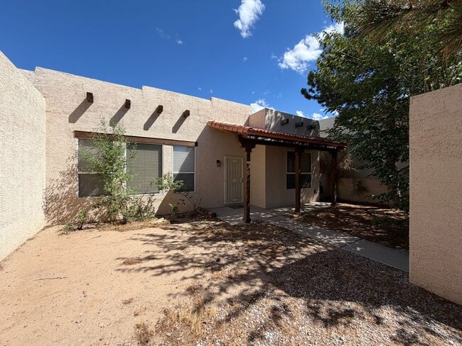 Building Photo - Contemporary 3 Bedroom 2 Bathroom Home Located In NW Albuquerque!