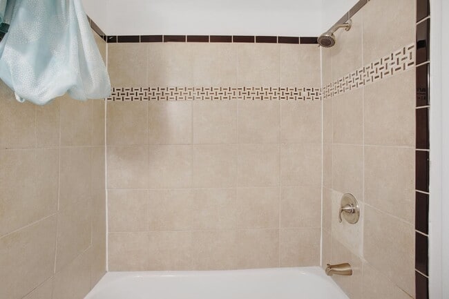 Building Photo - Renovated 4BR/3.5BA Townhome in Stafford –...