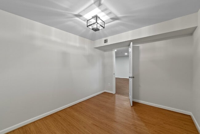 Building Photo - Embrace Elegant Living in Gainesville!