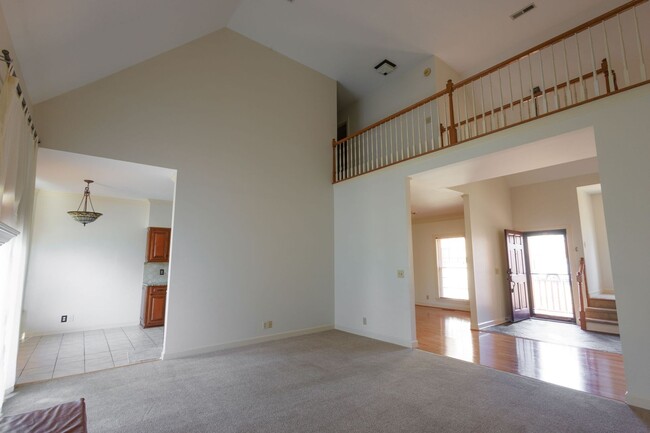 Building Photo - Charming 3-Bedroom/ 2.5 Bath Home in Royal...