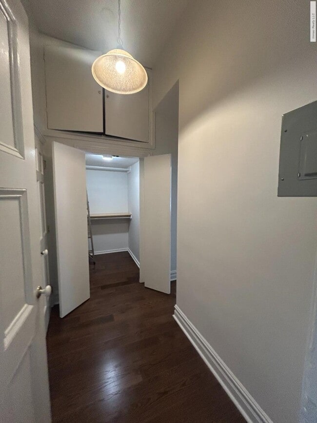 Building Photo - West 20th St 3 BD 2BA  Duplex-  11Ft Ceili...