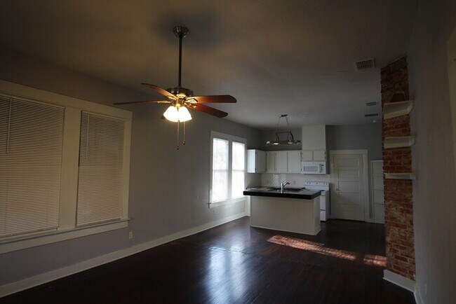 Building Photo - Tour Today! Charming 3 bedroom home in the Heart of Tyler!!