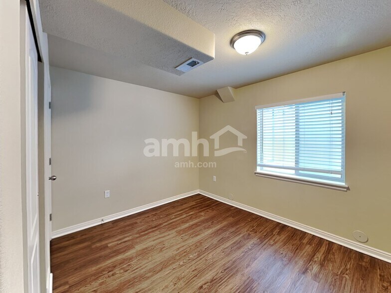 Building Photo - 10526 Doral Dr