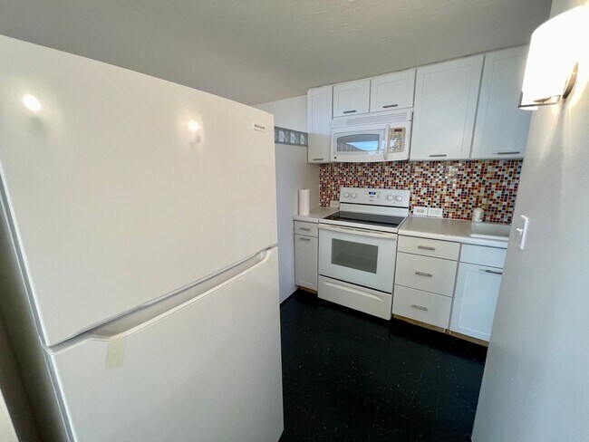 Building Photo - 1 Bedroom/1Bathroom/1Parking Unit Available Soon in Century Park Plaza!
