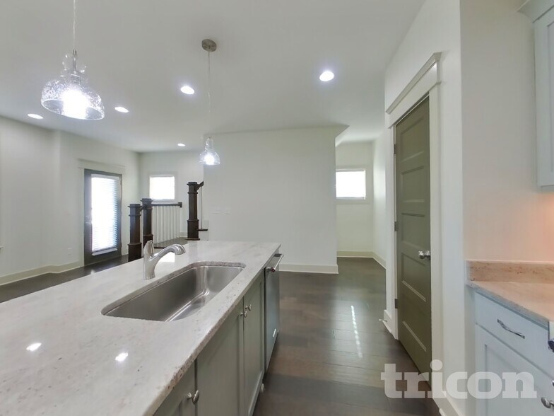 Building Photo - 1224 Hillwood Private Cove