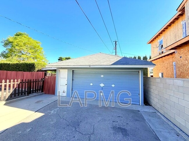 Building Photo - 6200 N Muscatel Ave