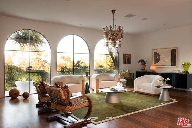 Building Photo - 5192 Parkway Calabasas