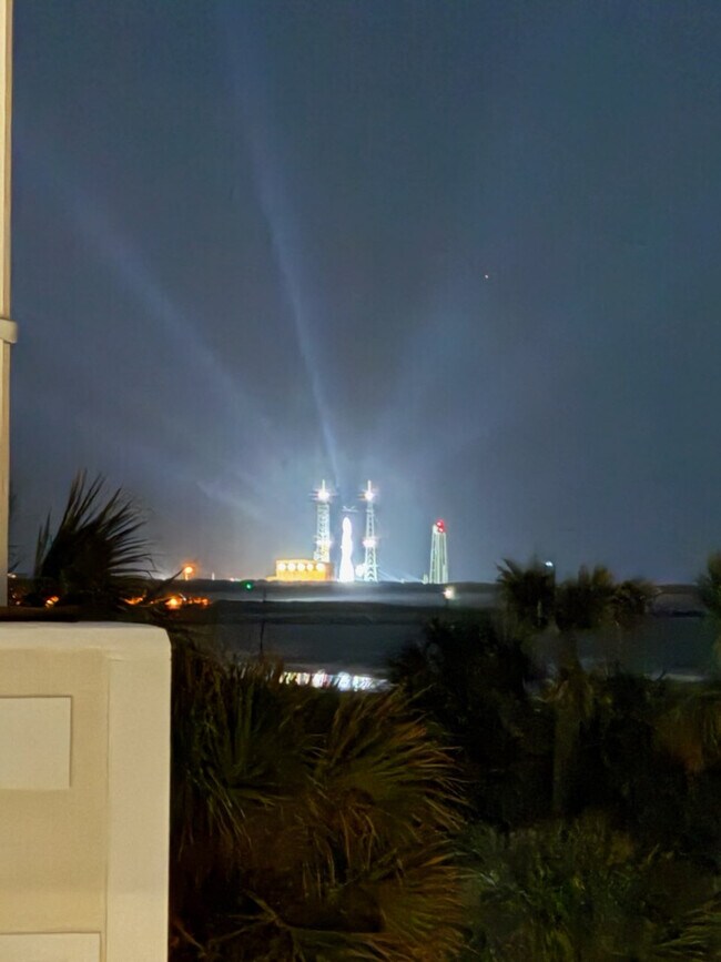 Building Photo - 8600 Ridgewood Ave